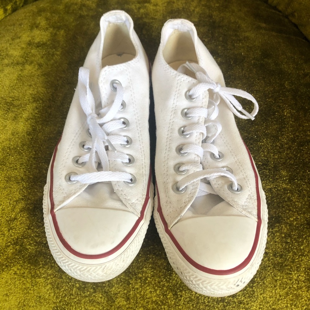 White Converse All Star Women’s 7/ Men’s 5